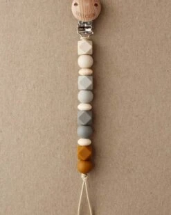 Robin Pacifier Clip In Ginger