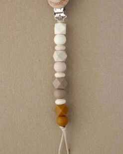 Robin Pacifier Clip In Truffle